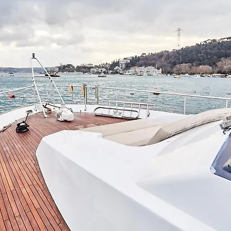 Luxury Yacht On Bosphorus ספינת מלון *