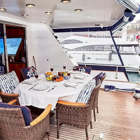 Luxury Yacht On Bosphorus ספינת מלון *