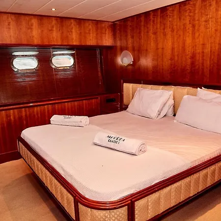 ספינת מלון Luxury Yacht On Bosphorus